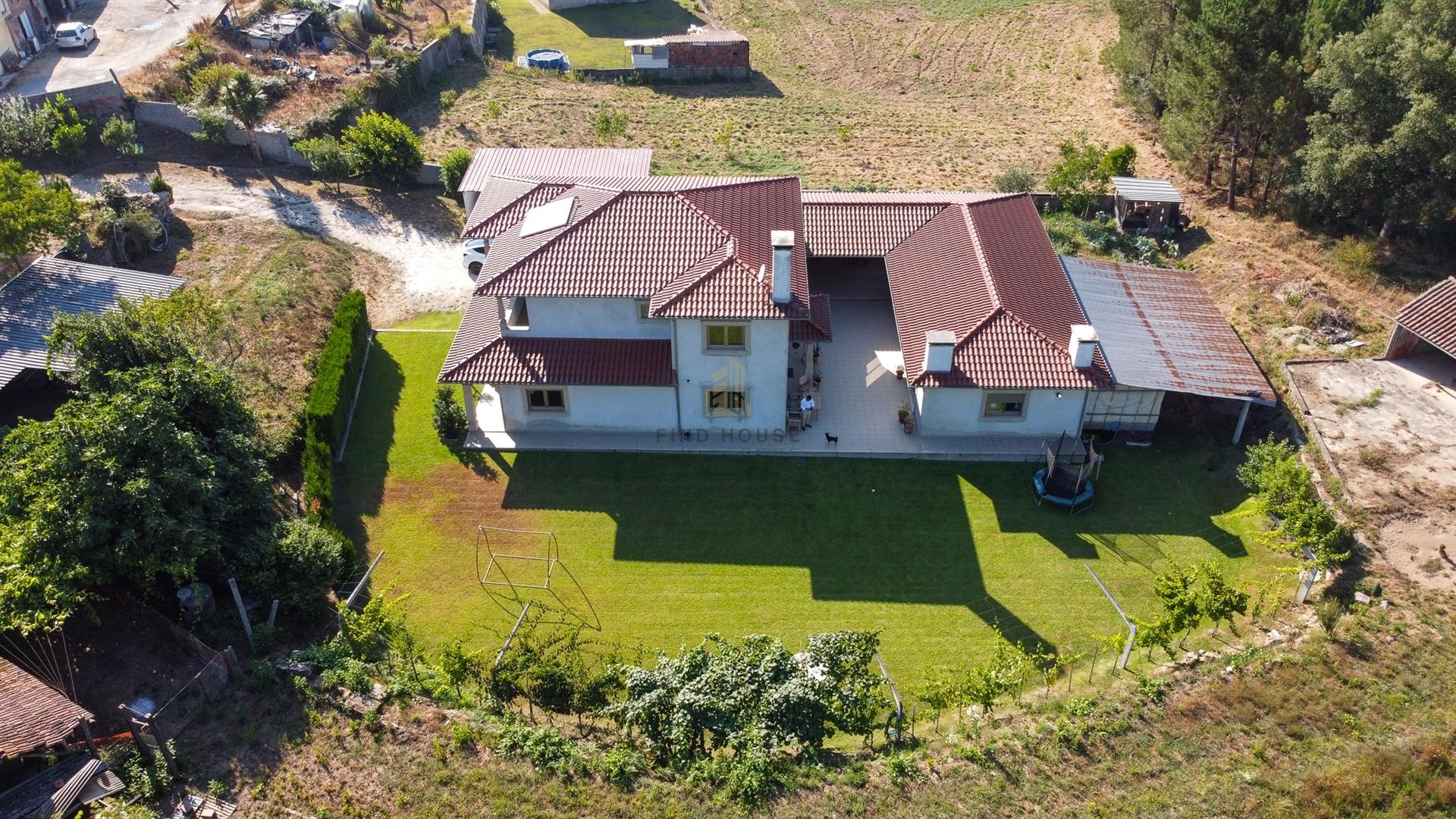 Vende-se Moradia Isolada T5, com amplo jardim, implantada em terreno com 1642m2 em Aguiar, Barcelos