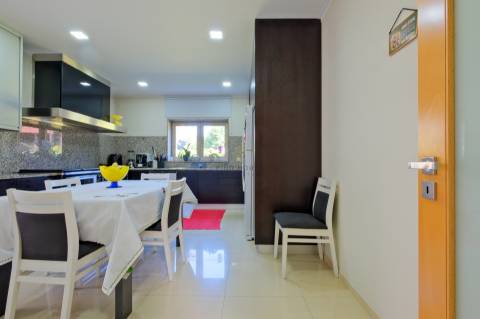 Vende-se Moradia Isolada T5, com amplo jardim, implantada em terreno com 1642m2 em Aguiar, Barcelos