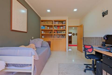 Vende-se Moradia Isolada T5, com amplo jardim, implantada em terreno com 1642m2 em Aguiar, Barcelos