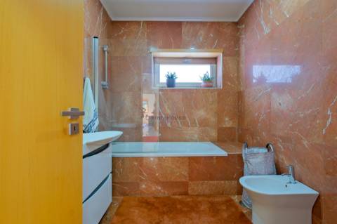 Vende-se Moradia Isolada T5, com amplo jardim, implantada em terreno com 1642m2 em Aguiar, Barcelos