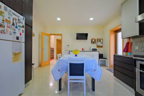 Vende-se Moradia Isolada T5, com amplo jardim, implantada em terreno com 1642m2 em Aguiar, Barcelos