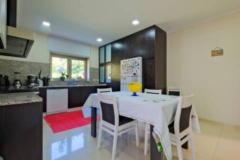 Vende-se Moradia Isolada T5, com amplo jardim, implantada em terreno com 1642m2 em Aguiar, Barcelos