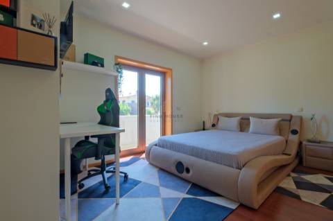 Vende-se Moradia Isolada T5, com amplo jardim, implantada em terreno com 1642m2 em Aguiar, Barcelos