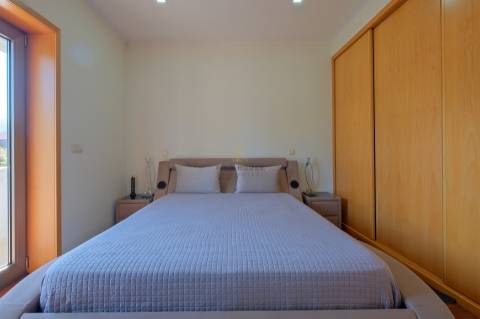 Vende-se Moradia Isolada T5, com amplo jardim, implantada em terreno com 1642m2 em Aguiar, Barcelos