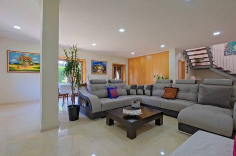 Vende-se Moradia Isolada T5, com amplo jardim, implantada em terreno com 1642m2 em Aguiar, Barcelos