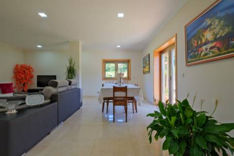 Vende-se Moradia Isolada T5, com amplo jardim, implantada em terreno com 1642m2 em Aguiar, Barcelos