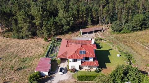 Vende-se Moradia Isolada T5, com amplo jardim, implantada em terreno com 1642m2 em Aguiar, Barcelos