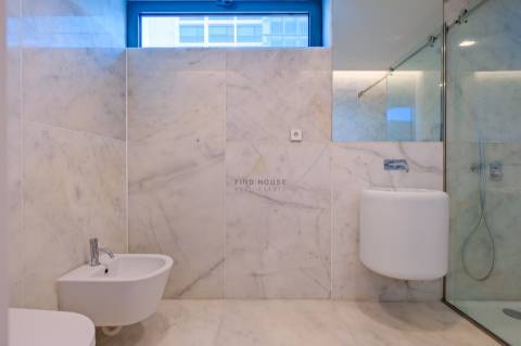 Moradia T3 com elevador privativo, garagem box e logradouro no centro de Ramalde, Porto