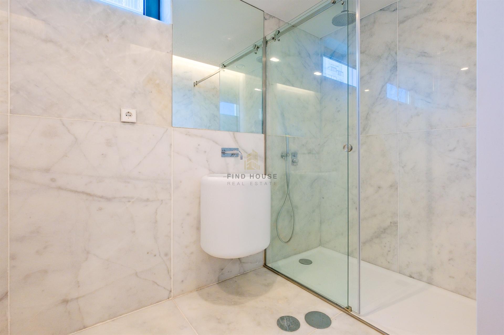 Moradia T3 com elevador privativo, garagem box e logradouro no centro de Ramalde, Porto