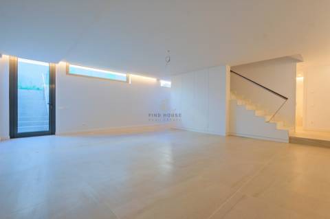 Moradia T3 com elevador privativo, garagem box e logradouro no centro de Ramalde, Porto