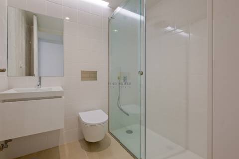 Moradia T3 com elevador privativo, garagem box e logradouro no centro de Ramalde, Porto