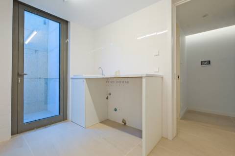 Moradia T3 com elevador privativo, garagem box e logradouro no centro de Ramalde, Porto