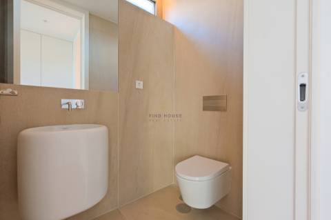 Moradia T3 com elevador privativo, garagem box e logradouro no centro de Ramalde, Porto