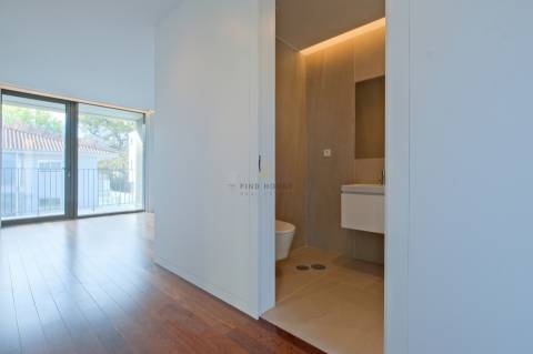 Moradia T3 com elevador privativo, garagem box e logradouro no centro de Ramalde, Porto