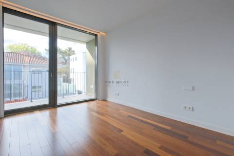 Moradia T3 com elevador privativo, garagem box e logradouro no centro de Ramalde, Porto