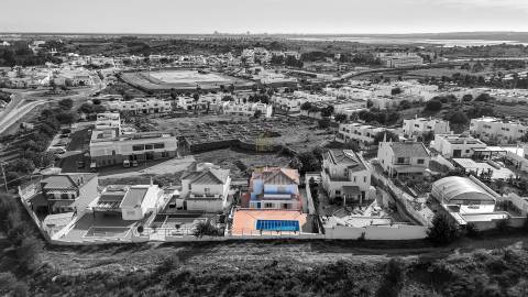 Moradia Independente T4 com garagem box e piscina na Quinta da Cerca, Castro Marim