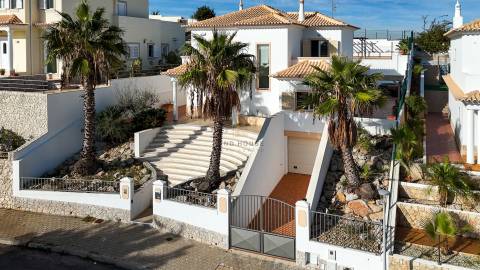 Moradia Independente T4 com garagem box e piscina na Quinta da Cerca, Castro Marim