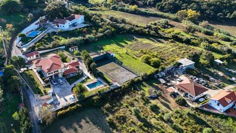 Moradia Isolada T4 com piscina, campo de ténis e logradouro em Cachoeiras, Vila Franca de Xira