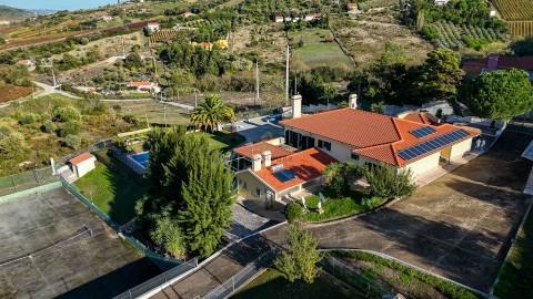 Moradia Isolada T4 com piscina, campo de ténis e logradouro em Cachoeiras, Vila Franca de Xira