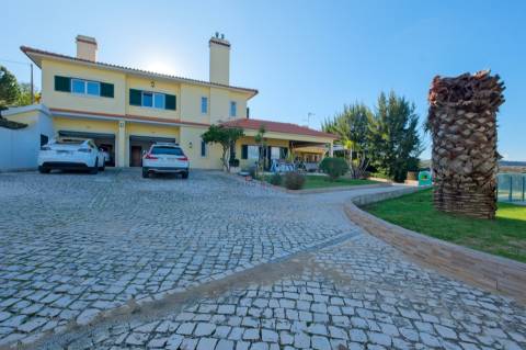 Moradia Isolada T4 com piscina, campo de ténis e logradouro em Cachoeiras, Vila Franca de Xira