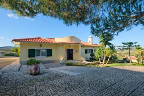 Moradia Isolada T4 com piscina, campo de ténis e logradouro em Cachoeiras, Vila Franca de Xira