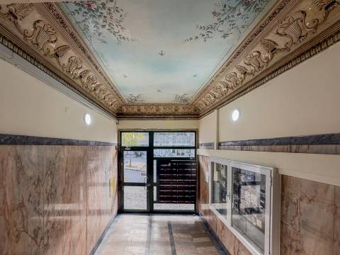 Apartamento T2 totalmente remodelado no centro de Almada