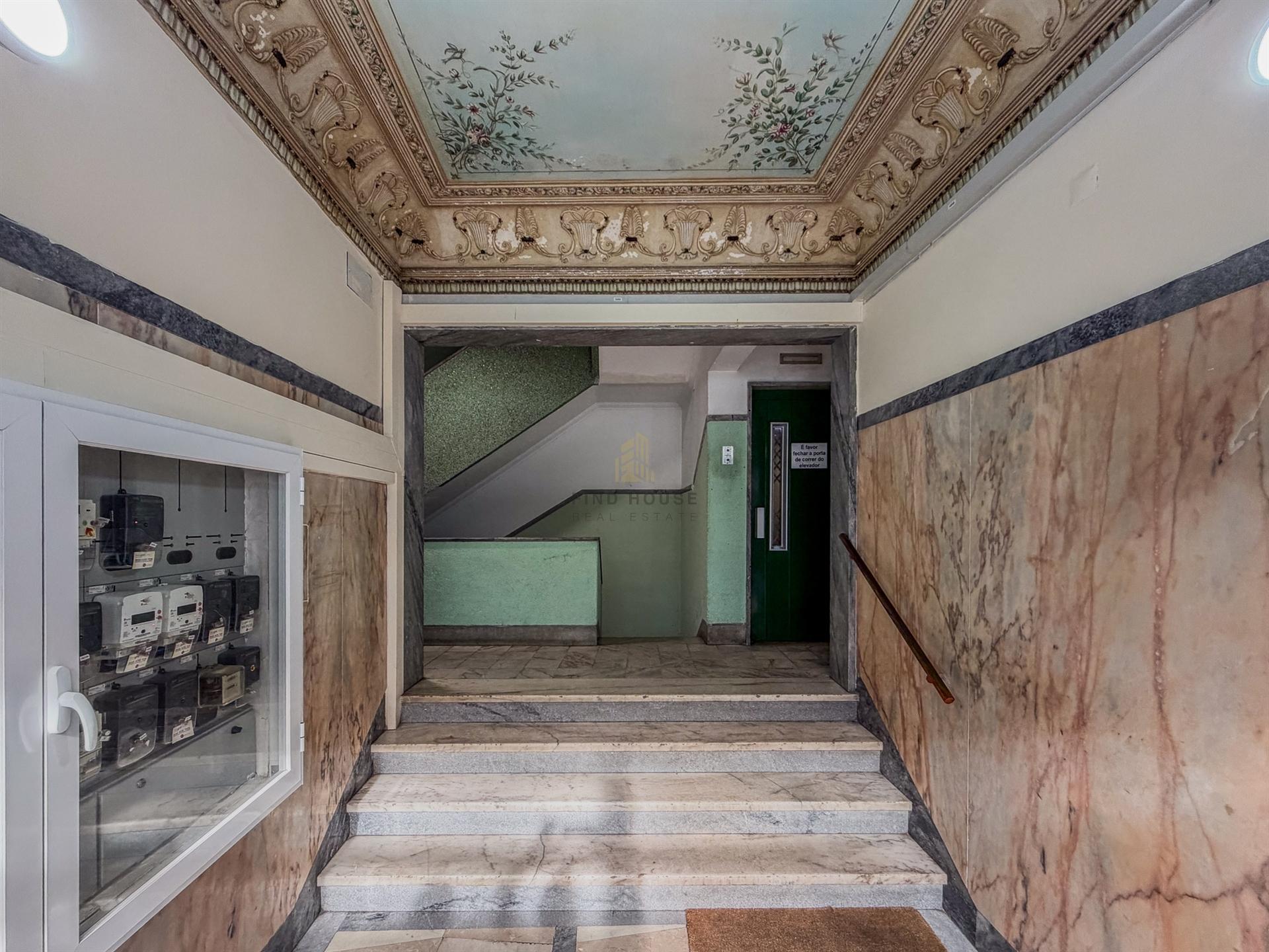 Apartamento T2 totalmente remodelado no centro de Almada