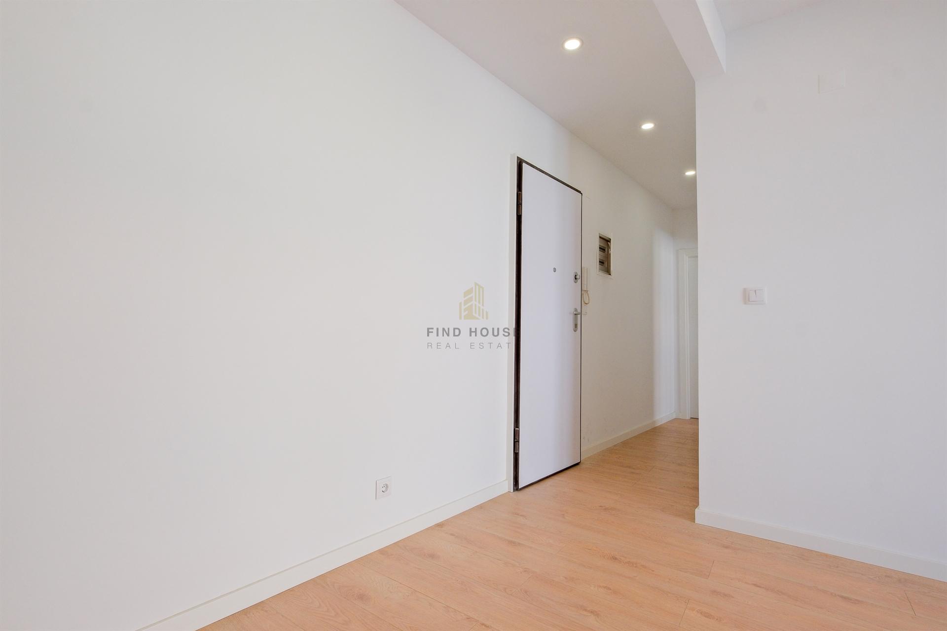 Apartamento T2 totalmente remodelado no centro de Almada