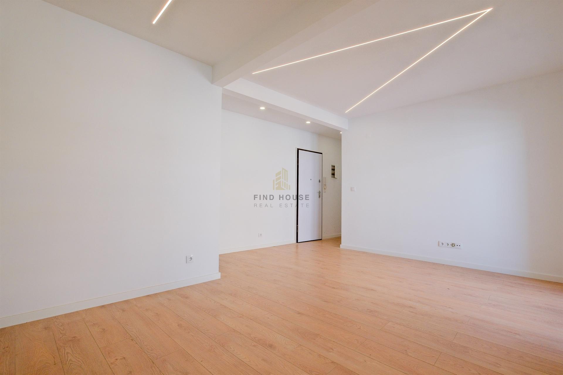 Apartamento T2 totalmente remodelado no centro de Almada