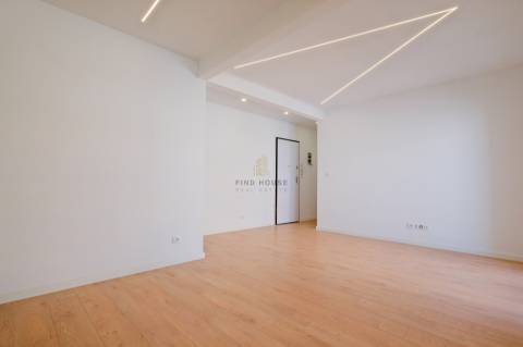 Apartamento T2 totalmente remodelado no centro de Almada