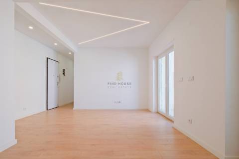 Apartamento T2 totalmente remodelado no centro de Almada