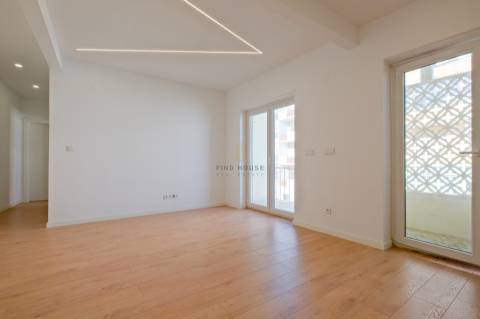 Apartamento T2 totalmente remodelado no centro de Almada