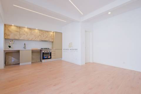 Apartamento T2 totalmente remodelado no centro de Almada