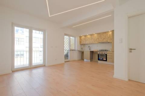 Apartamento T2 totalmente remodelado no centro de Almada