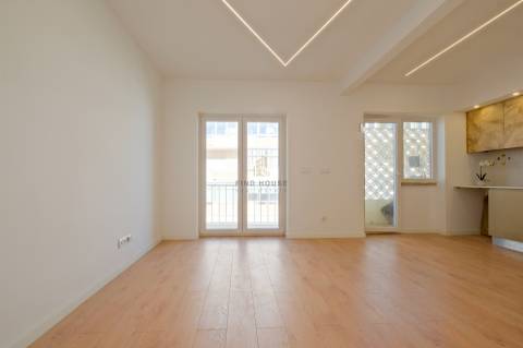 Apartamento T2 totalmente remodelado no centro de Almada