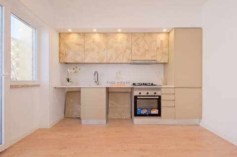 Apartamento T2 totalmente remodelado no centro de Almada