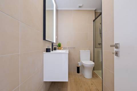 Apartamento T2 totalmente remodelado no centro de Almada