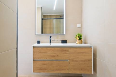 Apartamento T2 totalmente remodelado no centro de Almada