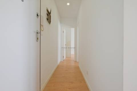 Apartamento T2 totalmente remodelado no centro de Almada