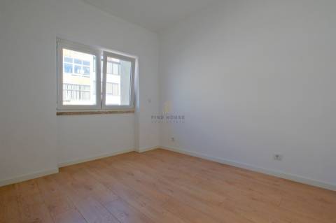 Apartamento T2 totalmente remodelado no centro de Almada