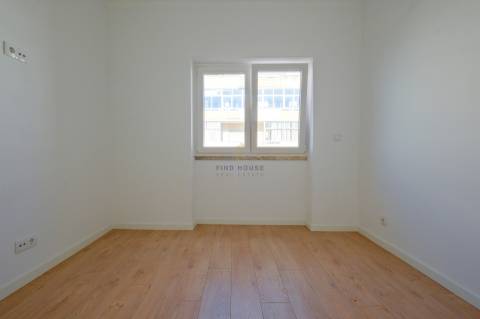 Apartamento T2 totalmente remodelado no centro de Almada