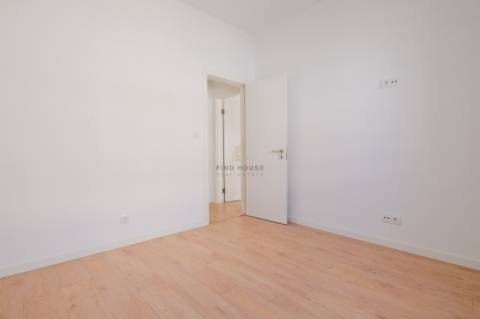 Apartamento T2 totalmente remodelado no centro de Almada