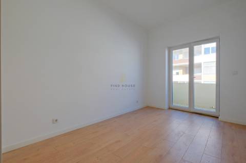 Apartamento T2 totalmente remodelado no centro de Almada