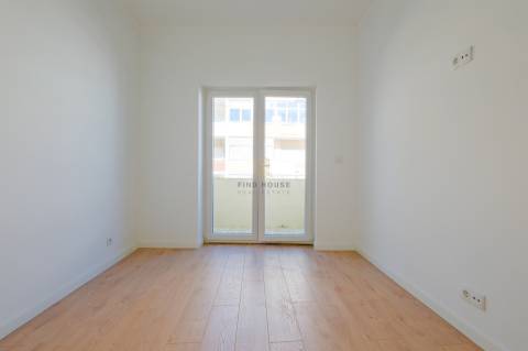 Apartamento T2 totalmente remodelado no centro de Almada