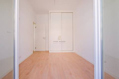 Apartamento T2 totalmente remodelado no centro de Almada