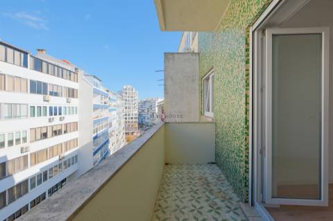 Apartamento T2 totalmente remodelado no centro de Almada