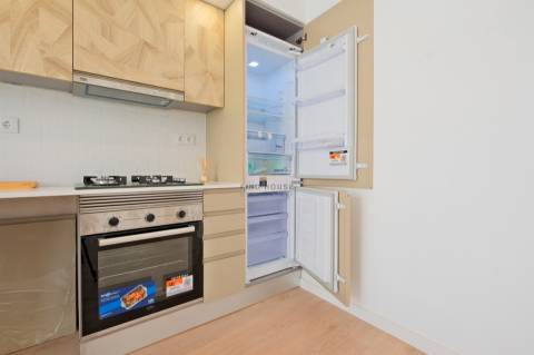 Apartamento T2 totalmente remodelado no centro de Almada