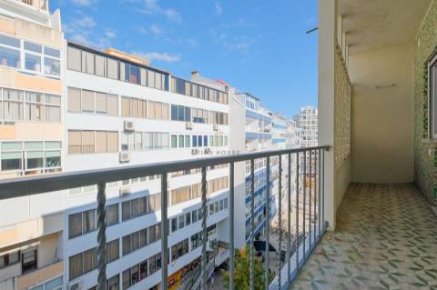 Apartamento T2 totalmente remodelado no centro de Almada