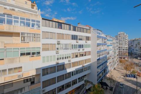 Apartamento T2 totalmente remodelado no centro de Almada