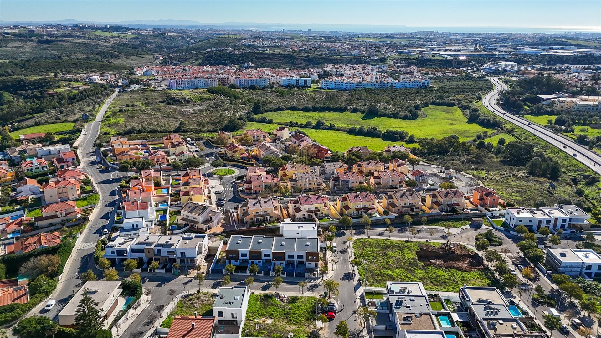 Vende-se Moradia T4 com jardim em Albarraque